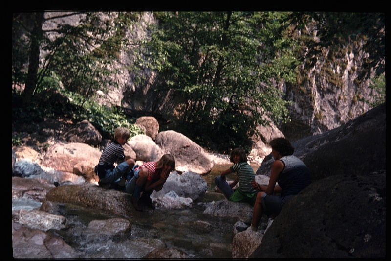 28.Garnitzenklamm jun 1976 Mama,Brigitte,Marion,Peter.JPG